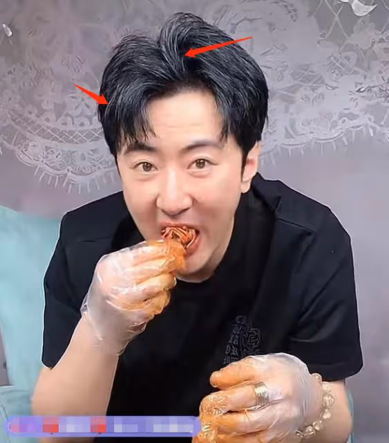 高梓淇直播吃小龍蝦,辣到眉頭緊皺眼眶含淚,網友:蔡琳呢?