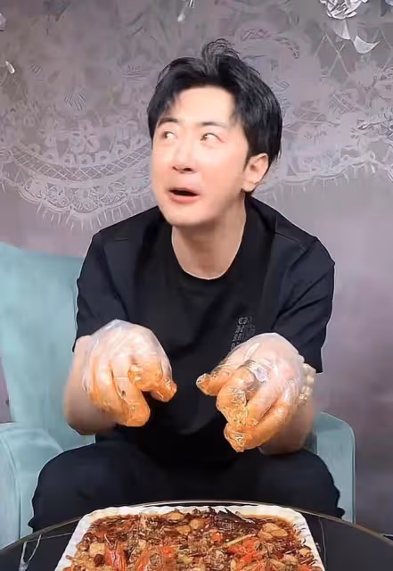 高梓淇直播吃小龍蝦,辣到眉頭緊皺眼眶含淚,網友:蔡琳呢?