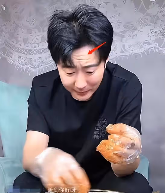 高梓淇直播吃小龍蝦,辣到眉頭緊皺眼眶含淚,網友:蔡琳呢?