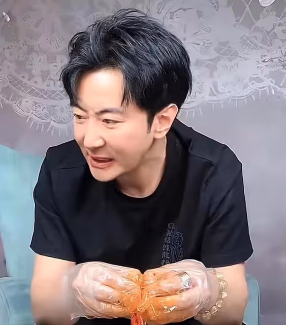 高梓淇直播吃小龍蝦,辣到眉頭緊皺眼眶含淚,網友:蔡琳呢?