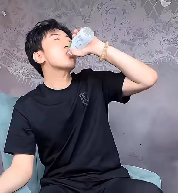 高梓淇直播吃小龍蝦,辣到眉頭緊皺眼眶含淚,網友:蔡琳呢?