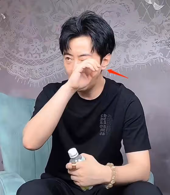 高梓淇直播吃小龍蝦,辣到眉頭緊皺眼眶含淚,網友:蔡琳呢?