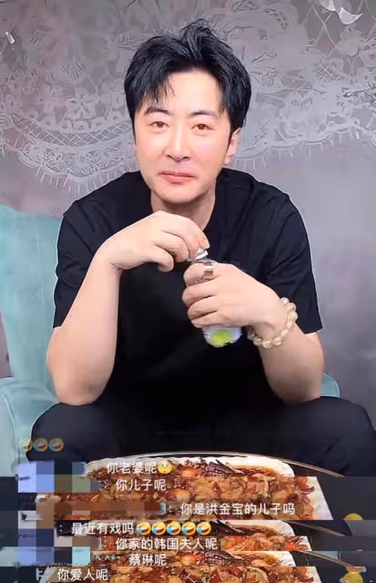 高梓淇直播吃小龍蝦,辣到眉頭緊皺眼眶含淚,網友:蔡琳呢?