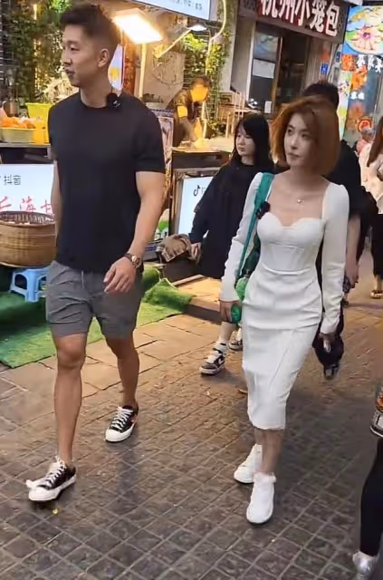 網紅聶小雨再惹爭議!穿著性感現身國家隊,用球打背桌球擦胸過