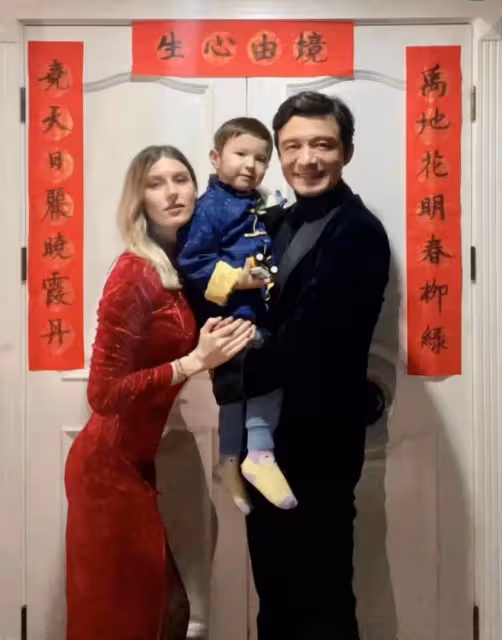 47歲謝暉回上海老家!俄超模老婆金髮碧眼,4歲混血兒子神似爸