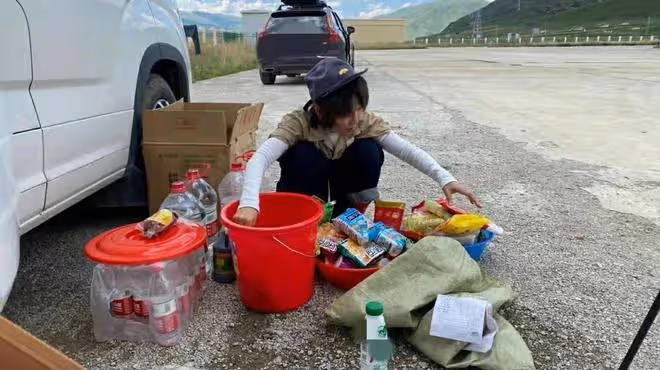 黃雅莉高速上滯留6天,提桶打公廁水洗澡洗衣,草地晾衣滿臉笑容