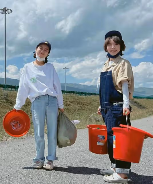 黃雅莉高速上滯留6天,提桶打公廁水洗澡洗衣,草地晾衣滿臉笑容