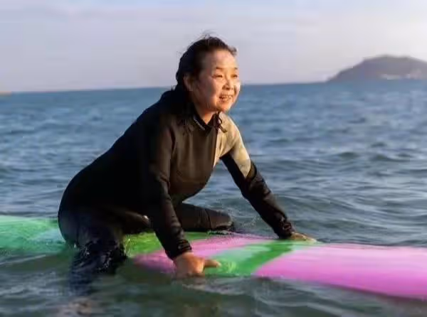 黃雅莉高速上滯留6天,提桶打公廁水洗澡洗衣,草地晾衣滿臉笑容