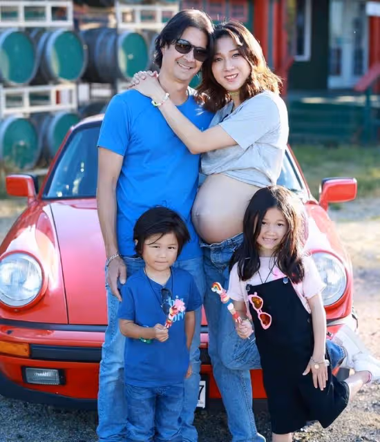 38歲鍾嘉欣曬全家福!懷胎8個月肚大如籮,肚子布滿妊娠紋太心酸