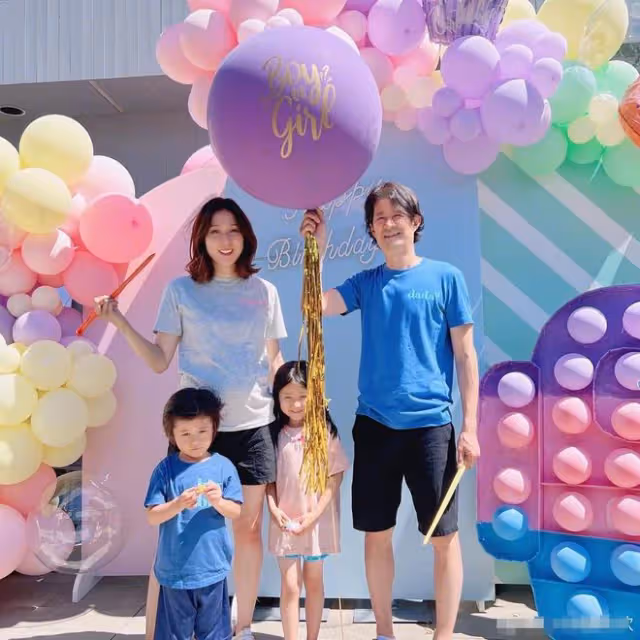 38歲鍾嘉欣曬全家福!懷胎8個月肚大如籮,肚子布滿妊娠紋太心酸