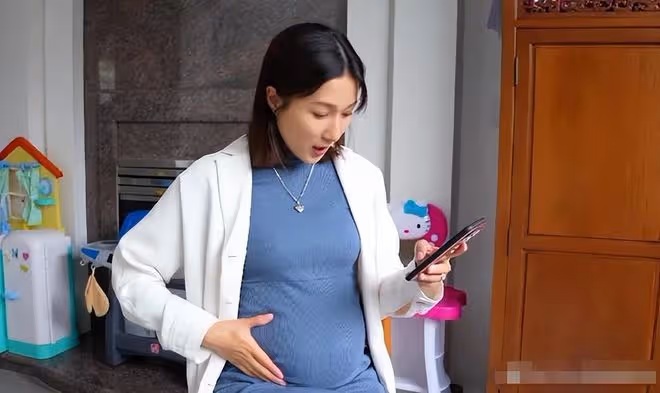 38歲鍾嘉欣曬全家福!懷胎8個月肚大如籮,肚子布滿妊娠紋太心酸
