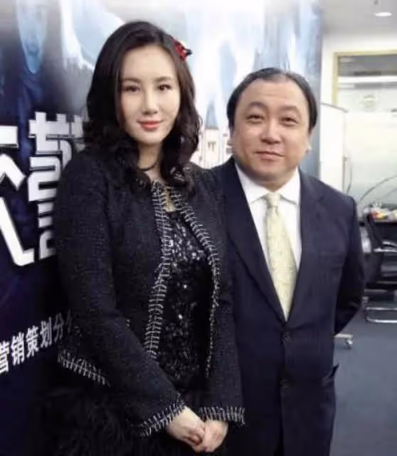 39歲「晶女郎」二胎產子!穿露肩裝打扮性感,與富豪離婚後仍未婚