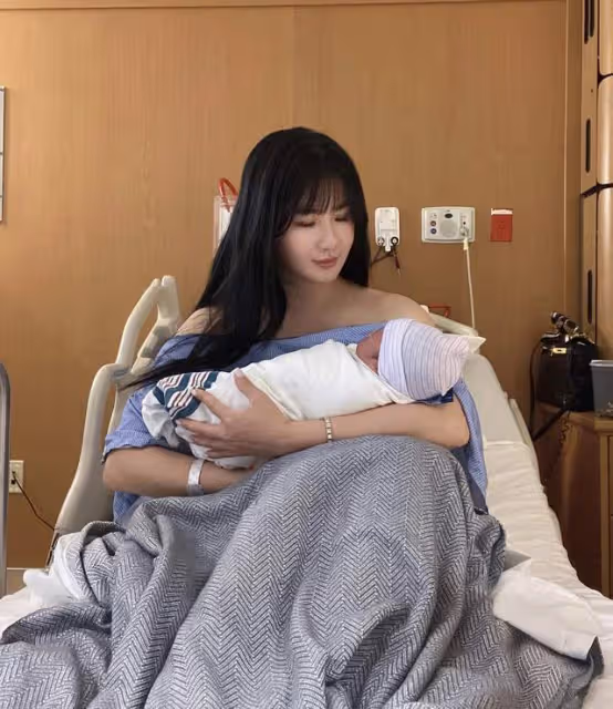 39歲「晶女郎」二胎產子!穿露肩裝打扮性感,與富豪離婚後仍未婚