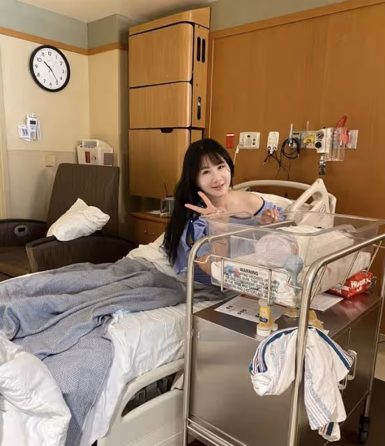39歲「晶女郎」二胎產子!穿露肩裝打扮性感,與富豪離婚後仍未婚