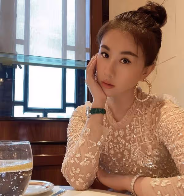 39歲「晶女郎」二胎產子!穿露肩裝打扮性感,與富豪離婚後仍未婚