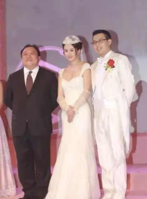 39歲「晶女郎」二胎產子！穿露肩裝打扮性感，與富豪離婚後仍未婚