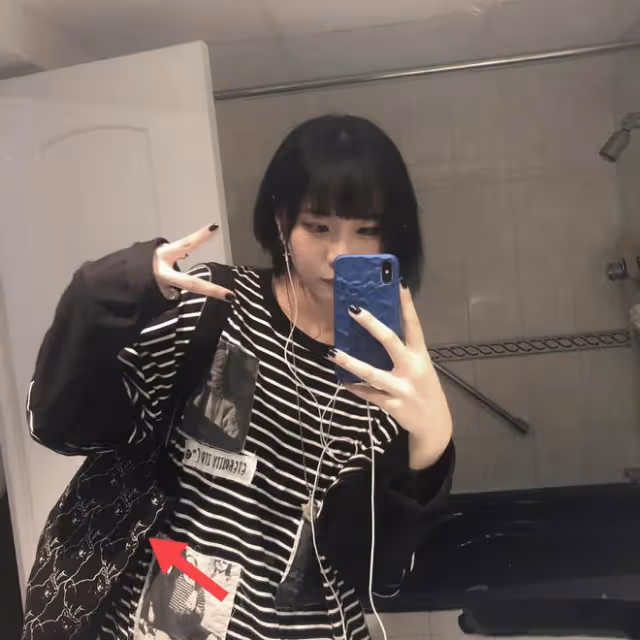 竇唯20歲小女兒被曝戀情!疑與男星深夜街頭擁吻,手上紋身引猜測