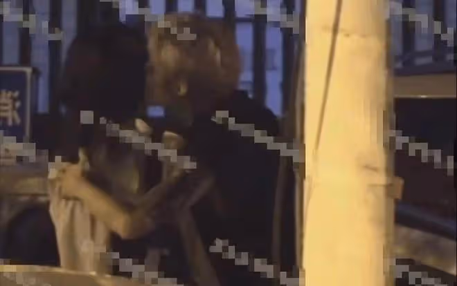竇唯20歲小女兒被曝戀情!疑與男星深夜街頭擁吻,手上紋身引猜測