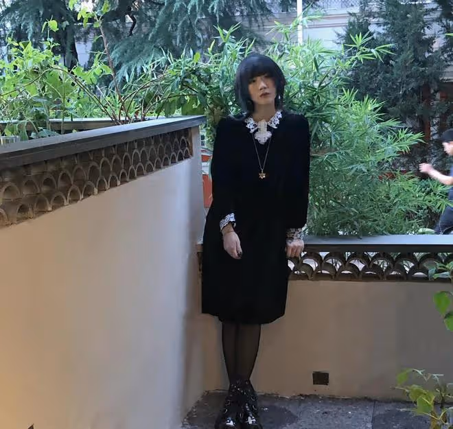 竇唯20歲小女兒被曝戀情!疑與男星深夜街頭擁吻,手上紋身引猜測