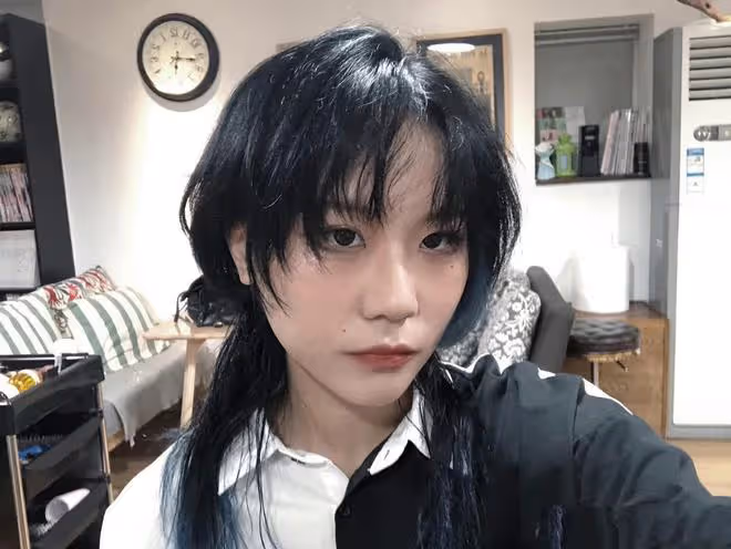 竇唯20歲小女兒被曝戀情!疑與男星深夜街頭擁吻,手上紋身引猜測