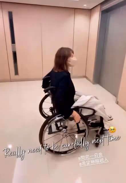 50歲黎姿坐輪椅身體引擔憂!左腿僵硬疑受傷,行動不便仍堅持工作