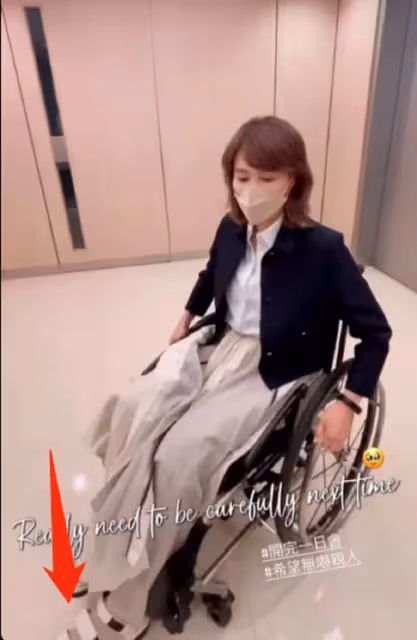 50歲黎姿坐輪椅身體引擔憂!左腿僵硬疑受傷,行動不便仍堅持工作
