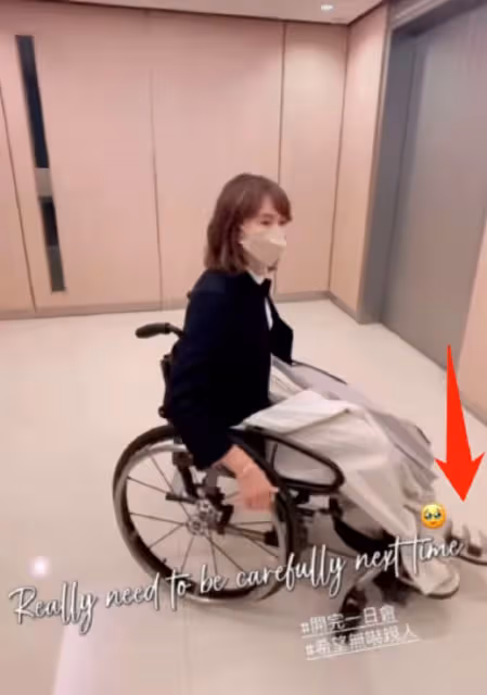 50歲黎姿坐輪椅身體引擔憂!左腿僵硬疑受傷,行動不便仍堅持工作