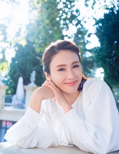 50歲黎姿坐輪椅身體引擔憂!左腿僵硬疑受傷,行動不便仍堅持工作
