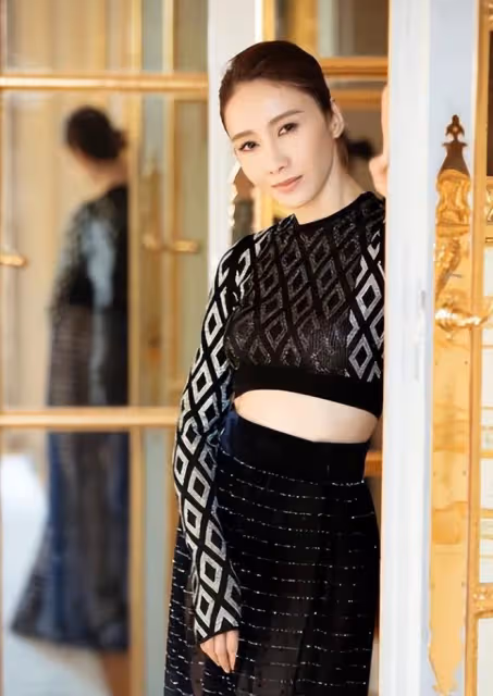 50歲黎姿坐輪椅身體引擔憂!左腿僵硬疑受傷,行動不便仍堅持工作