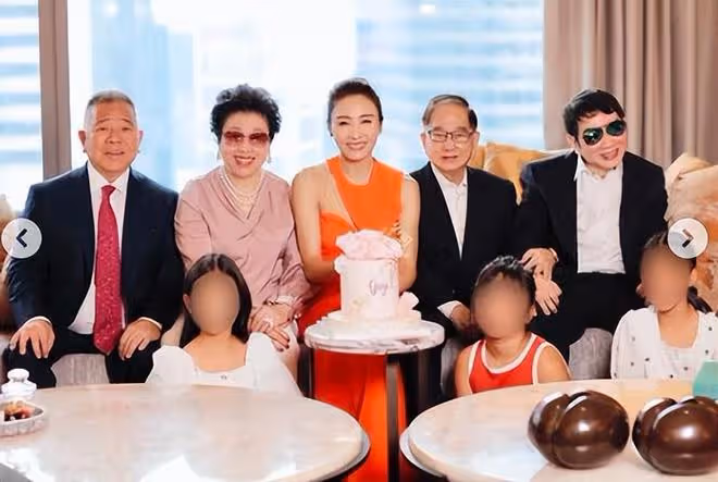 50歲黎姿坐輪椅身體引擔憂!左腿僵硬疑受傷,行動不便仍堅持工作
