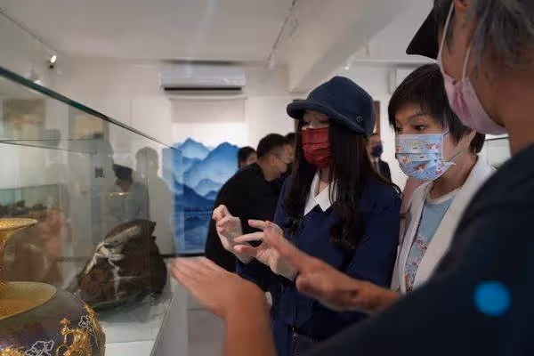 江蕙回來了!封麥6年鮮少露臉的「二姐」曝光近況,維持低調作風,面對媒體坦言很緊張,網友:想念二姐的歌聲