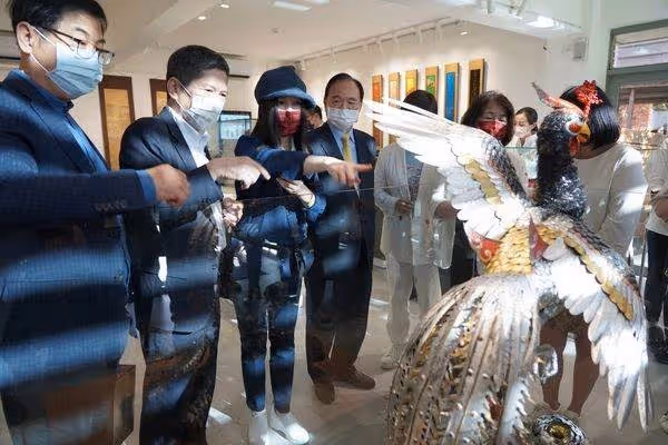 江蕙回來了!封麥6年鮮少露臉的「二姐」曝光近況,維持低調作風,面對媒體坦言很緊張,網友:想念二姐的歌聲