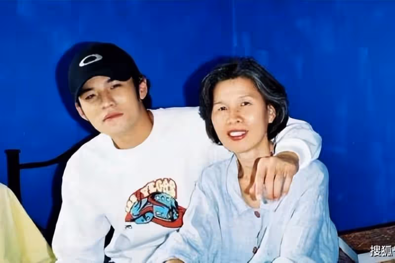 周杰倫為媽媽慶祝69歲生日，葉惠美穿長裙戴帽子，氣質優雅顯年輕