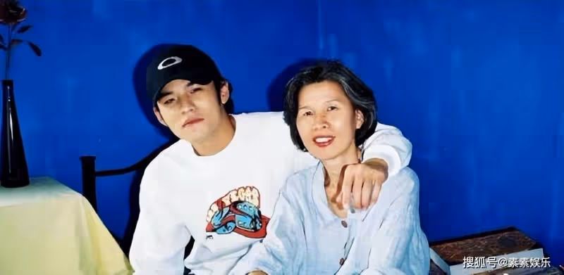 周杰倫為媽媽慶祝69歲生日，葉惠美穿長裙戴帽子，氣質優雅顯年輕