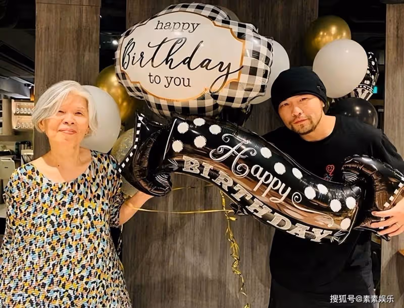 周杰倫為媽媽慶祝69歲生日，葉惠美穿長裙戴帽子，氣質優雅顯年輕