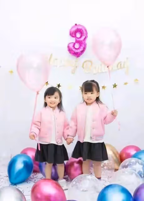 熊黛林雙胞胎女兒顏值逆襲，稀疏頭髮變披肩長發，乖萌又可愛