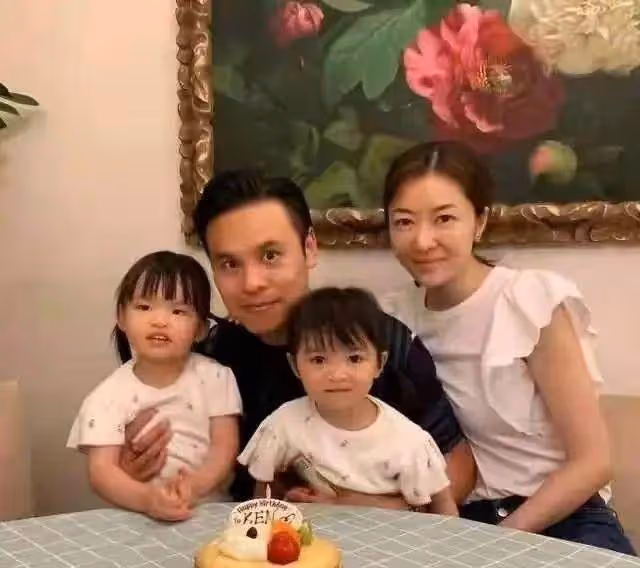 熊黛林雙胞胎女兒顏值逆襲，稀疏頭髮變披肩長發，乖萌又可愛