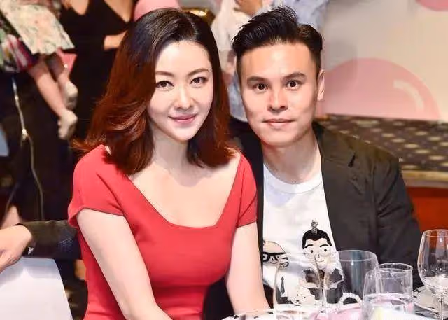 熊黛林雙胞胎女兒顏值逆襲，稀疏頭髮變披肩長發，乖萌又可愛