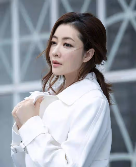 熊黛林雙胞胎女兒顏值逆襲，稀疏頭髮變披肩長發，乖萌又可愛