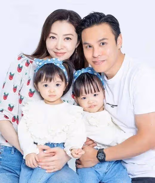熊黛林雙胞胎女兒顏值逆襲，稀疏頭髮變披肩長發，乖萌又可愛