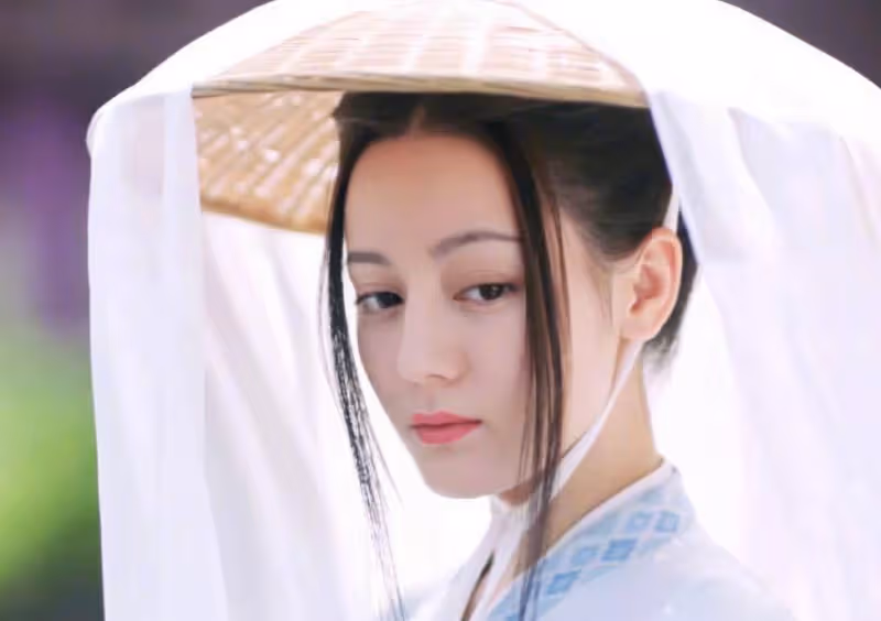 熱巴斗笠火上熱搜，大家卻留意趙露思同款扮相，顏值美到路人