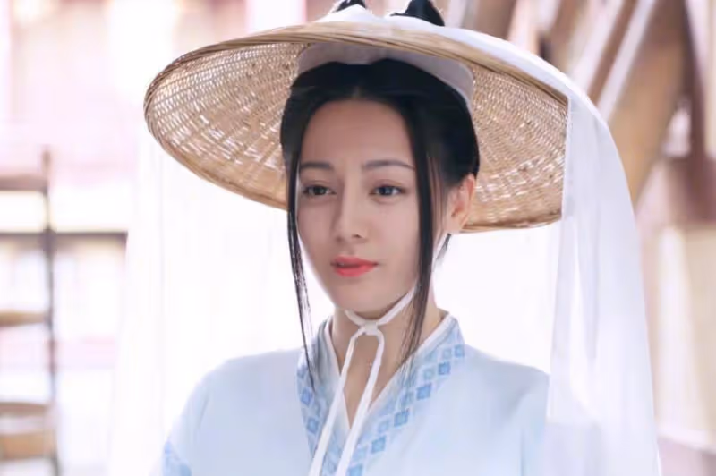 熱巴斗笠火上熱搜，大家卻留意趙露思同款扮相，顏值美到路人
