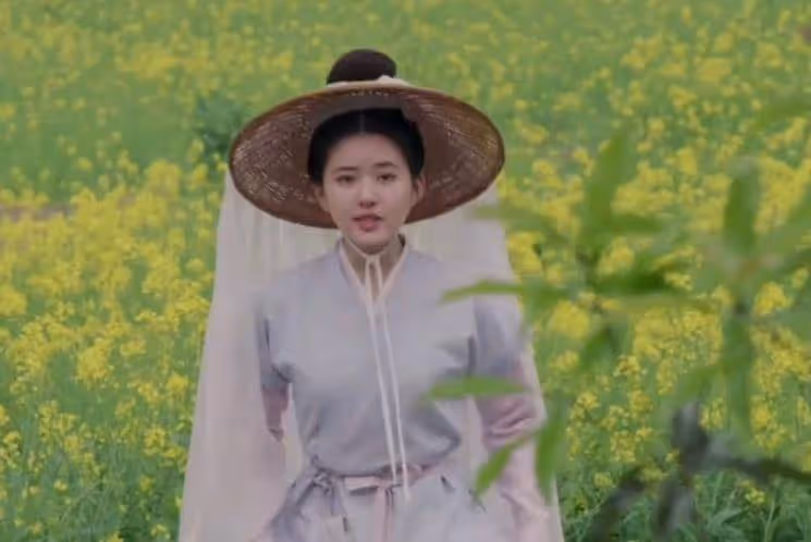 熱巴斗笠火上熱搜，大家卻留意趙露思同款扮相，顏值美到路人