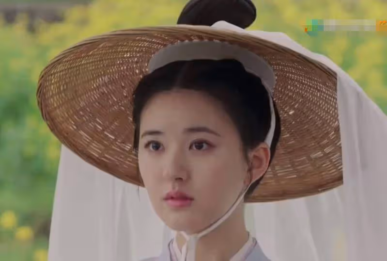 熱巴斗笠火上熱搜，大家卻留意趙露思同款扮相，顏值美到路人