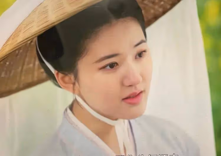 熱巴斗笠火上熱搜，大家卻留意趙露思同款扮相，顏值美到路人