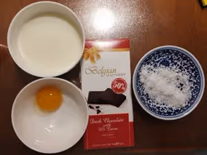 只用四種材料就可以做巧克力冰山熔岩（無奶油）