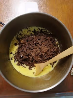 只用四種材料就可以做巧克力冰山熔岩（無奶油）
