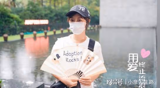 孫儷帶孩子去市集做義賣！兒子懷抱貓咪身形消瘦，女兒眉眼像爸爸