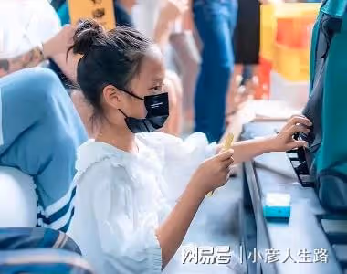 孫儷帶孩子去市集做義賣！兒子懷抱貓咪身形消瘦，女兒眉眼像爸爸