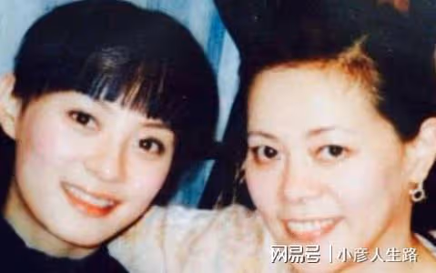 孫儷帶孩子去市集做義賣！兒子懷抱貓咪身形消瘦，女兒眉眼像爸爸